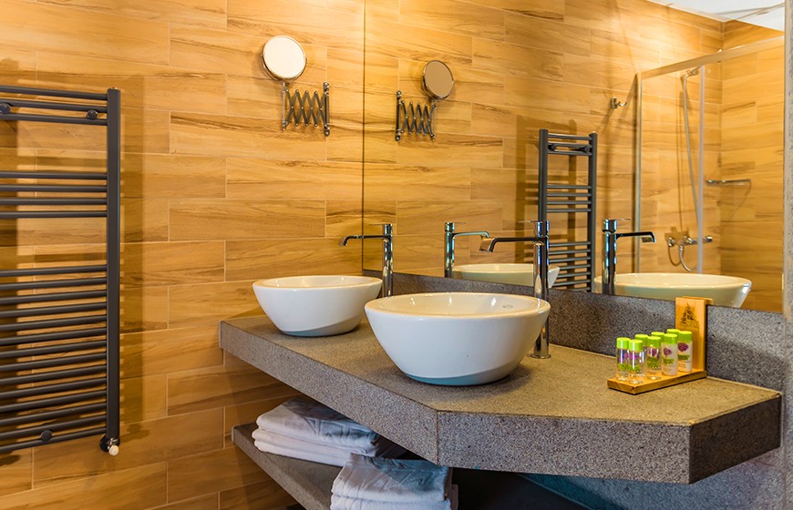 Снимка на банята от Двуспален Апартамент Делукс