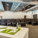 Снимка на столове и детайли от конферентната зала