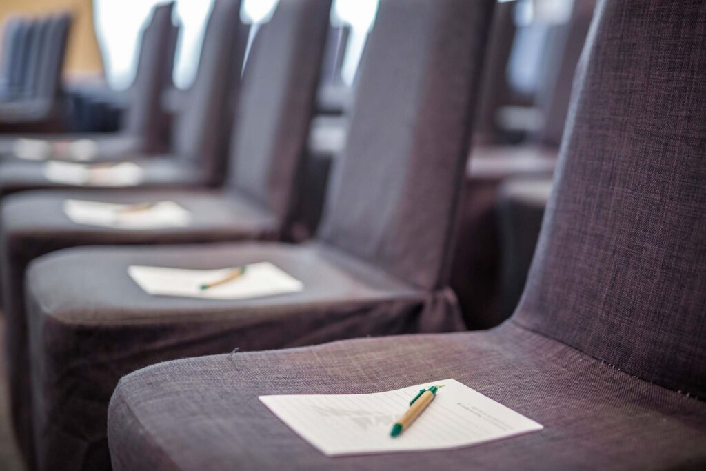 Снимка на столове от конферентната зала