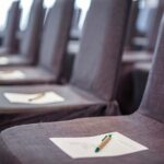 Снимка на столове от конферентната зала