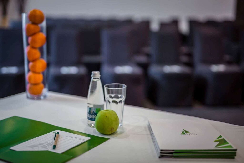 Снимка на детайли, столове от конферентната зала