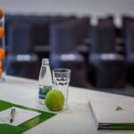 Снимка на детайли, столове от конферентната зала