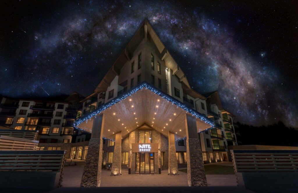 Снимка на фасадата на хотел ARTE и звездното небе
