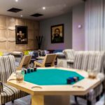 Снимка на уиски бар с маса за игри и детайли