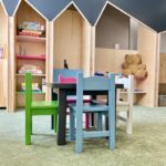 Снимка на масичка и столове от детска стая на хотела