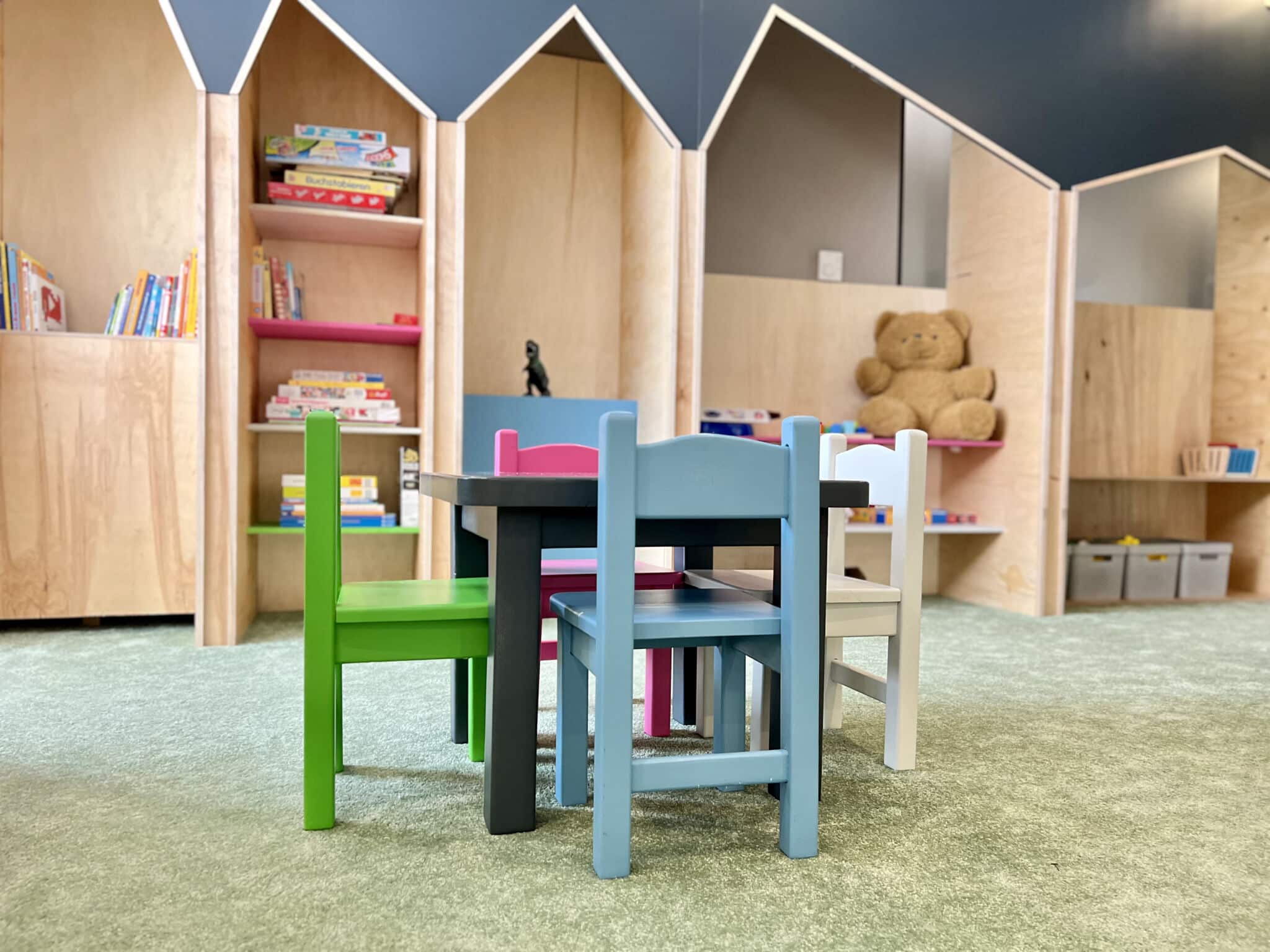 Снимка на масичка от детска стая на хотела