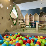 Снимка на пластмасови топки от детската стая на хотела