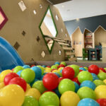 Снимка на детската стая и басейна, пълен с топки