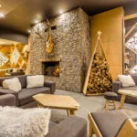 Снимка от лоби бара с камина