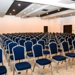 Снимка от конферентната зала, оборудвана със столове