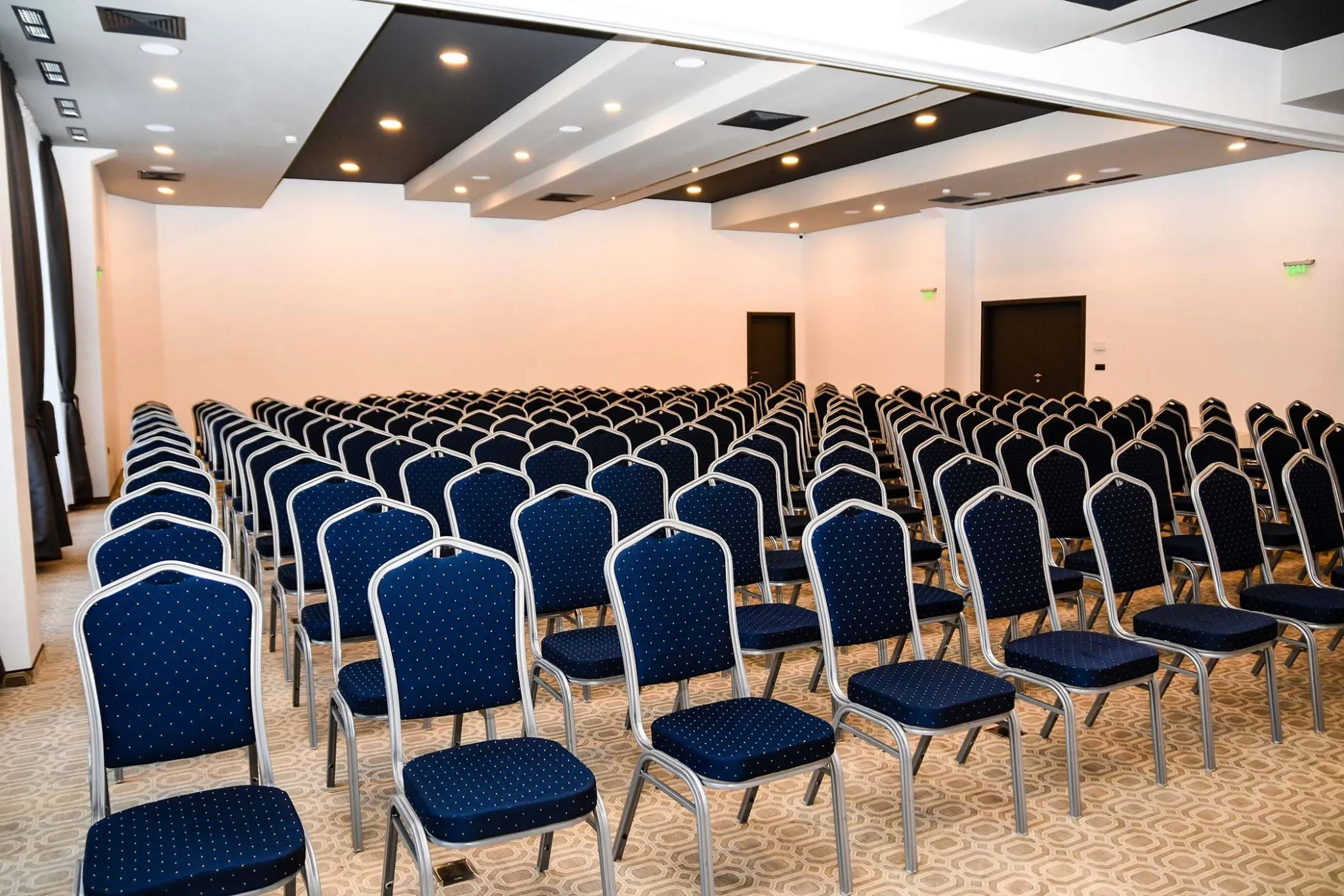 Снимка от конферентната зала, оборудвана със столове