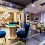 Снимка на уиски бар с маса за игри