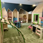 Снимка на детската площадка от детската стая