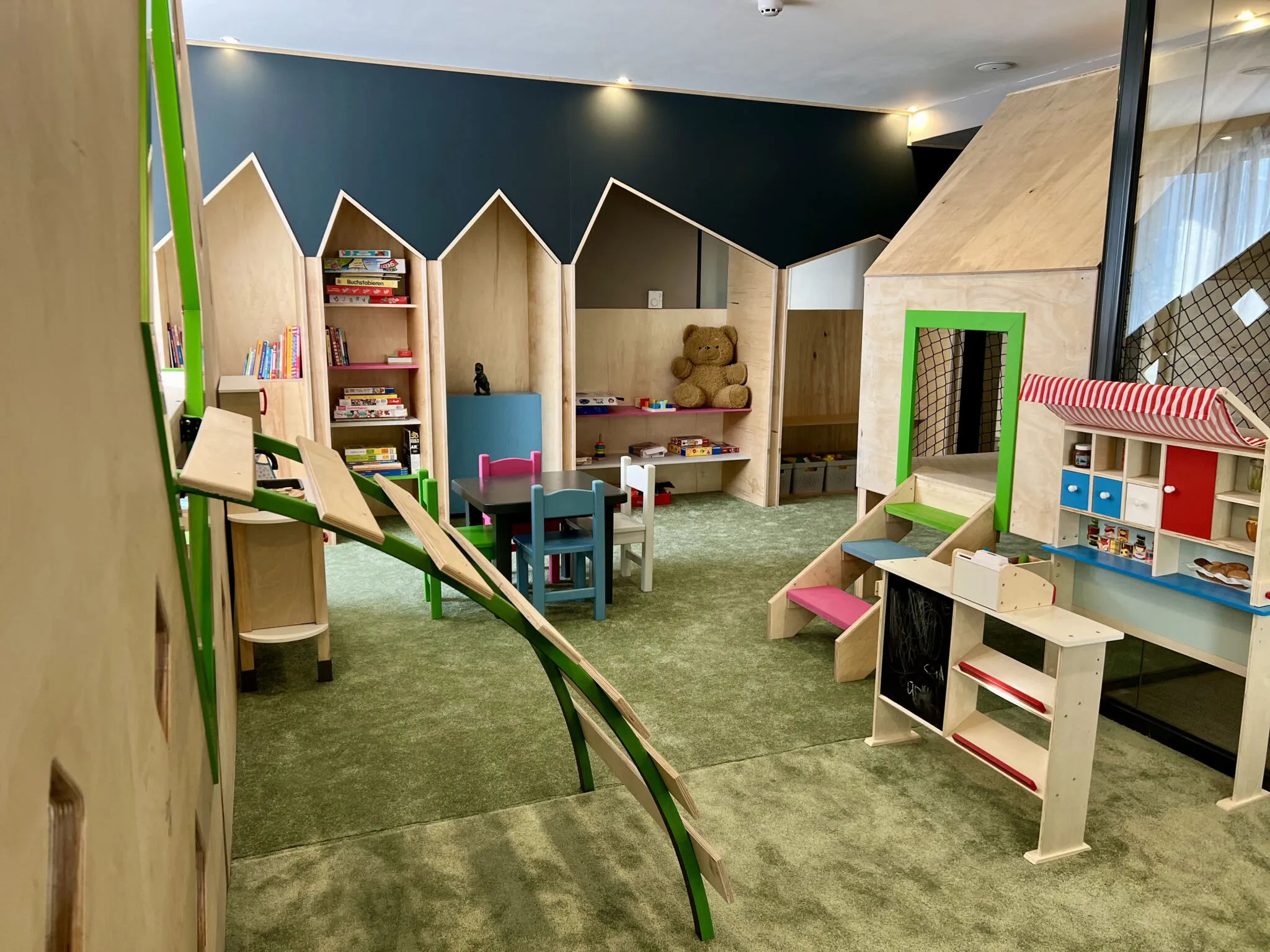 Снимка на детската площадка от детската стая