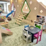 Снимка на детската площадка от детската стая на хотела