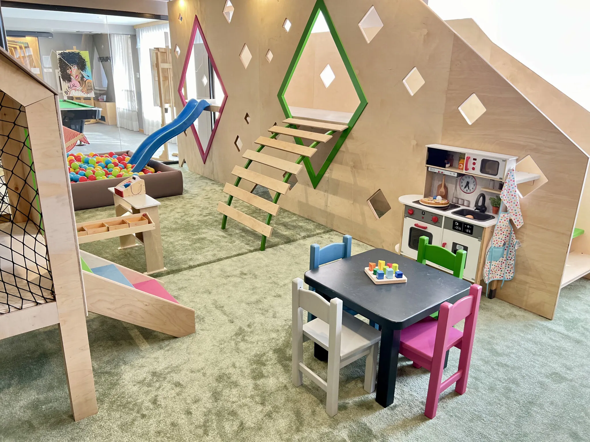 Снимка на детската площадка от детската стая на хотела