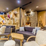 Снимка от лоби бара с столове, дивани и маси