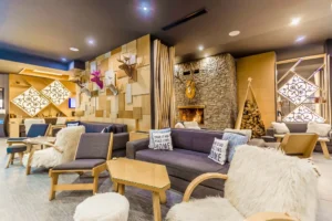 Снимка от лоби бара с столове, дивани и маси