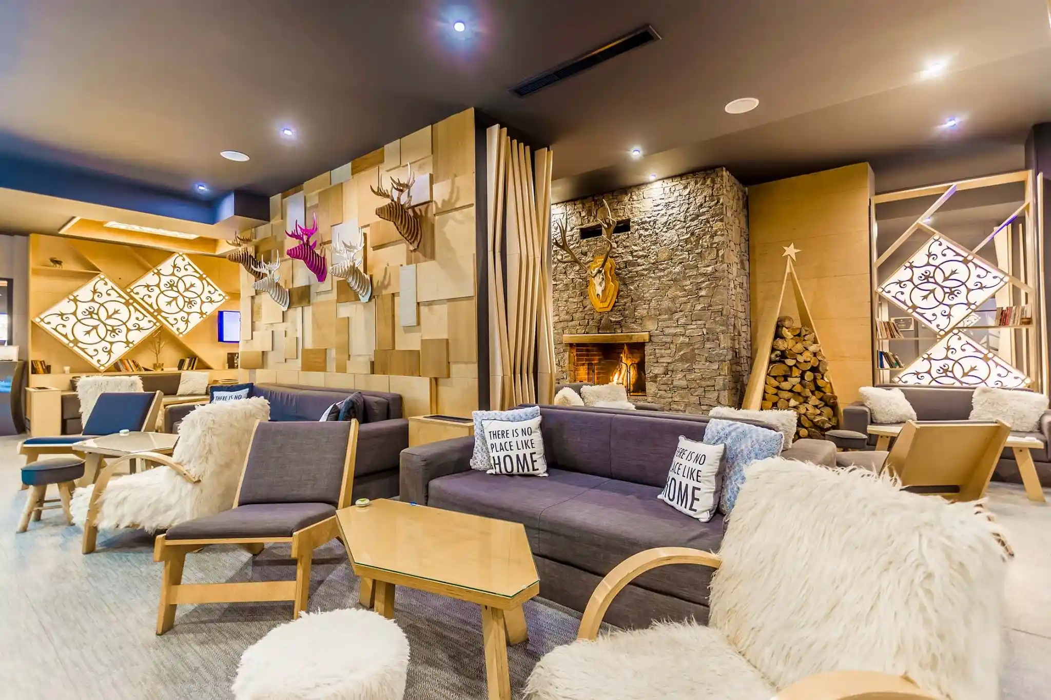 Снимка от лоби бара с столове, дивани и маси