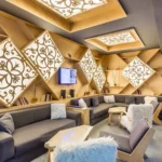 Снимка от лоби бара с кът за четене и телевизор