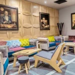 Снимка на уиски бар с картини