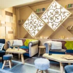 Снимка на уиски бар с детайли за декорация