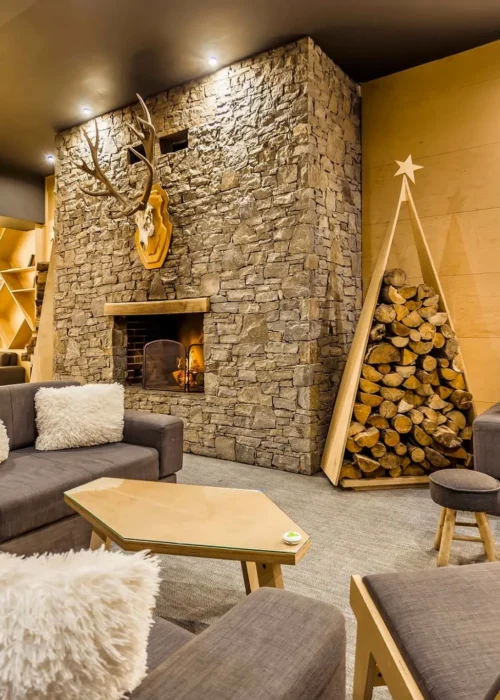 Снимка от лоби бара с камина