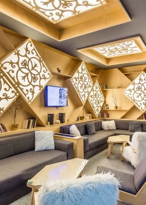 Снимка от лоби бара с кът за четене и телевизор