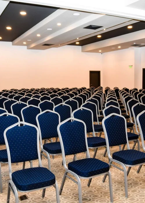 Снимка от конферентната зала, оборудвана със столове