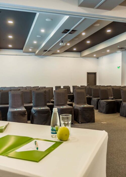 Снимка на столове и детайли от конферентната зала