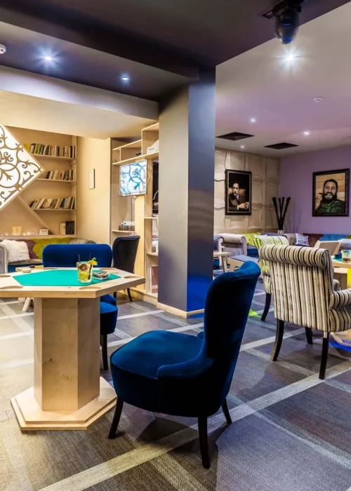 Снимка на уиски бар с маса за игри