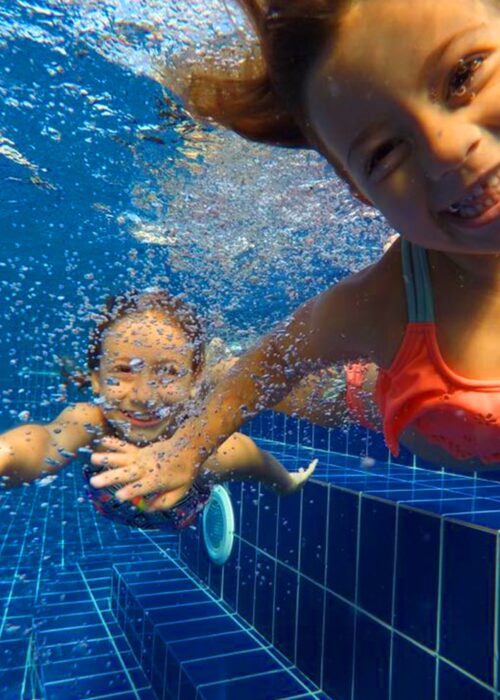 Снимки с деца в басейна